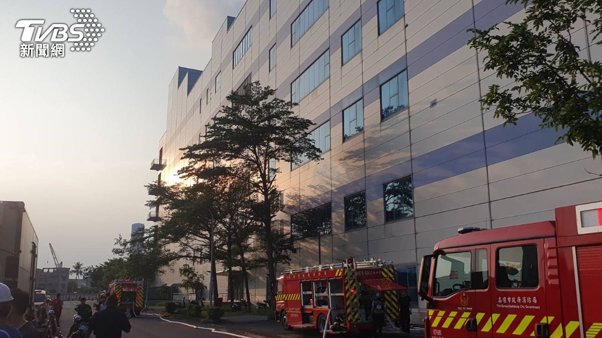 高雄華新科廠房火警!21消防車搶救 上百員工摀鼻急撤離