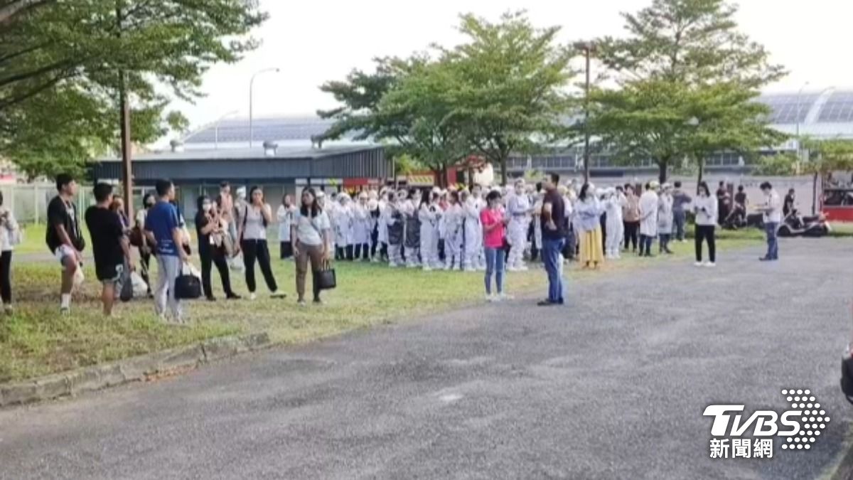 聽到警報，人員趕緊跑出來。（圖／TVBS）