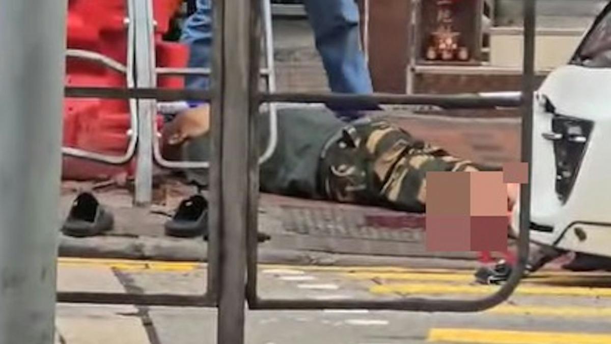 其中一名男路人腳部骨折,網上圖片可見其腳部沾滿血液,明顯扭曲變形。(圖/香港01提供)