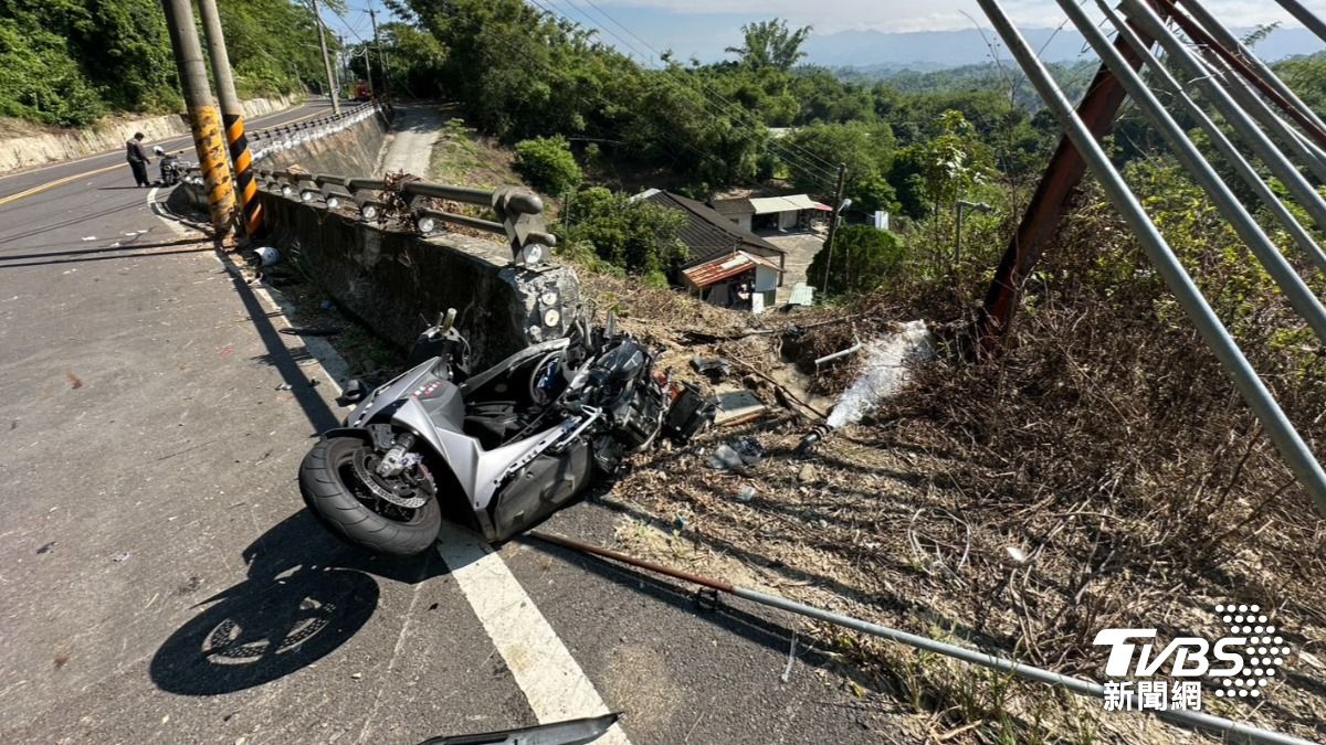 17歲楊姓少年機車嚴重變形。(圖/TVBS)