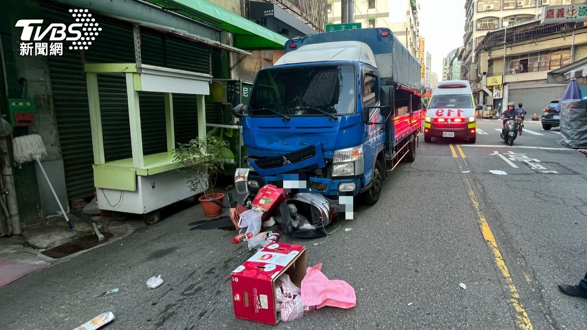 陳劉姓婦人連人帶車倒地，頭部受傷沒有生命跡象，送醫後死亡。（圖／TVBS）