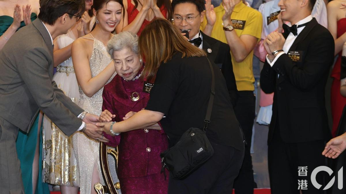 高齡90歲羅蘭家中意外跌倒送院 嘆年紀大難避免:手腳輪流痛