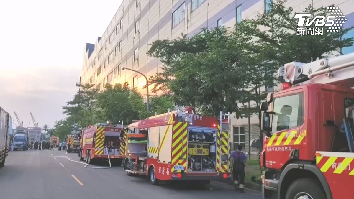 高雄前鎮加工區的華新科技廠房發生火警，消防單位緊急派出14車29人前往搶救。（圖／TVBS）