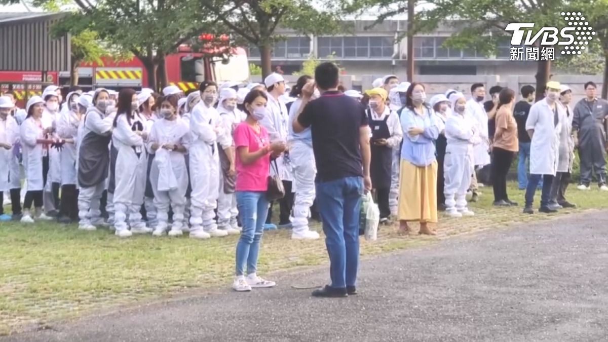 這起突發事件導致員工來不及脫下防塵衣就被疏散，沒有人員受傷。（圖／TVBS）
