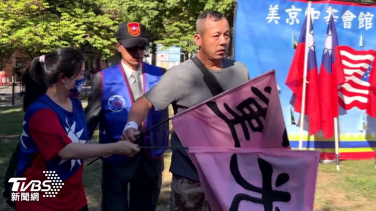 華府台僑國慶升旗，遭不明人士舉「光復大陸」標語鬧場，還嗆聲「敢動我試試看！」（圖／TVBS特派記者倪嘉徽攝）