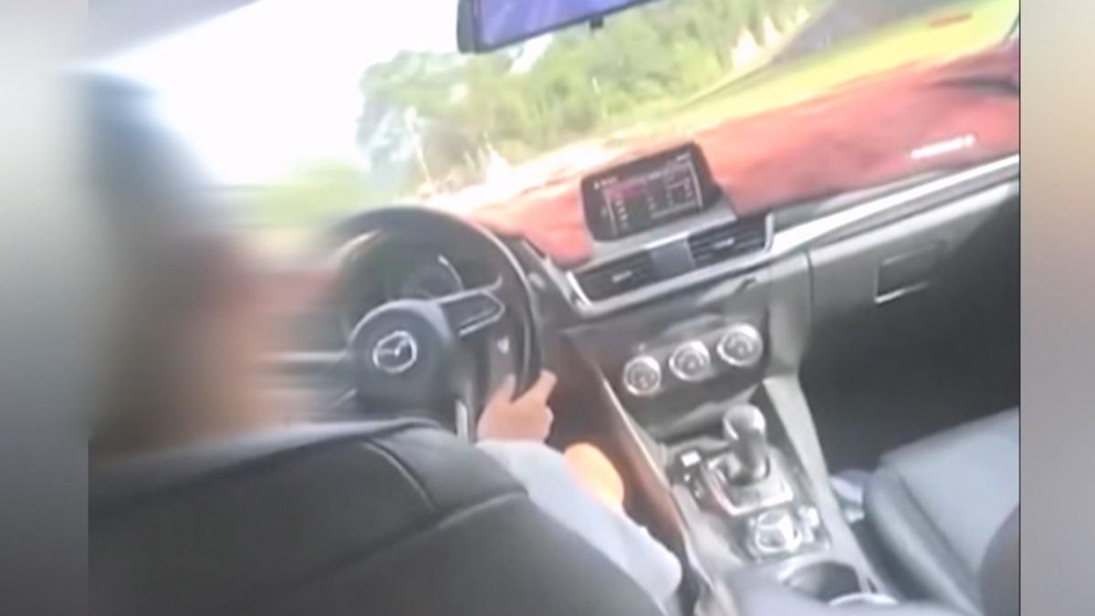 事發前少年駕車時速驚人,車內乘客尖叫連連,更有人鼓勵加速,最終釀成悲劇。(圖/翻攝Youtube_WoWtchout-地圖型行車影像分享平台)