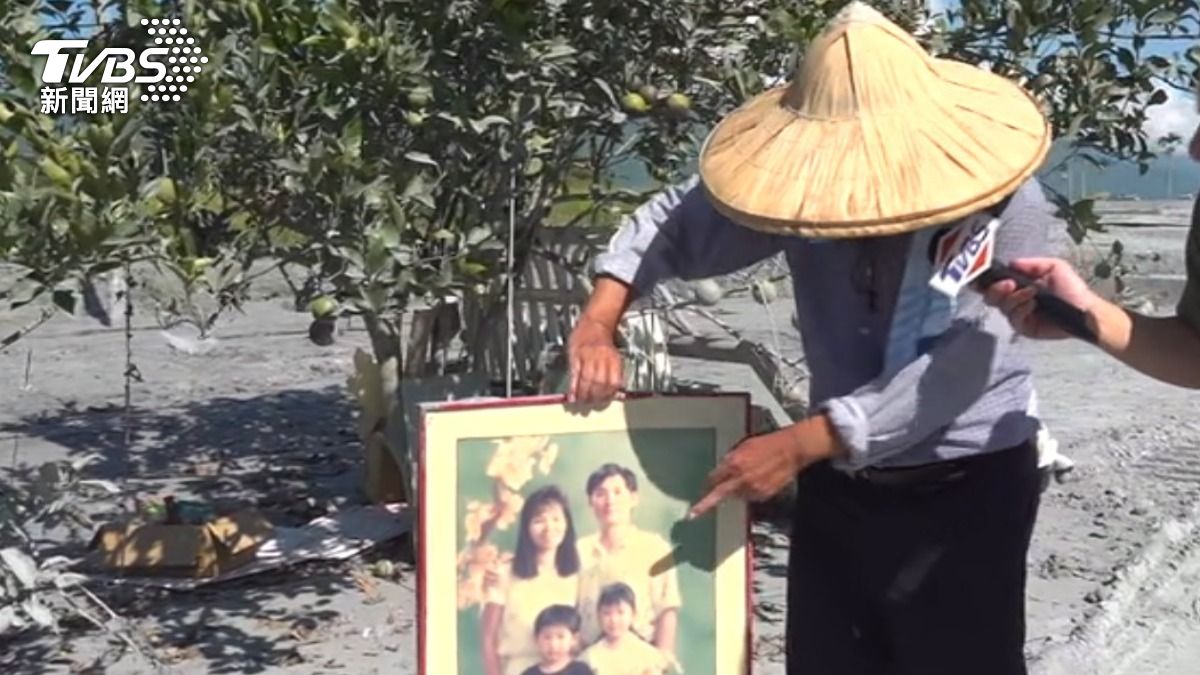 光復鄉佛祖街住戶救出一家四口全家照。（圖／TVBS）