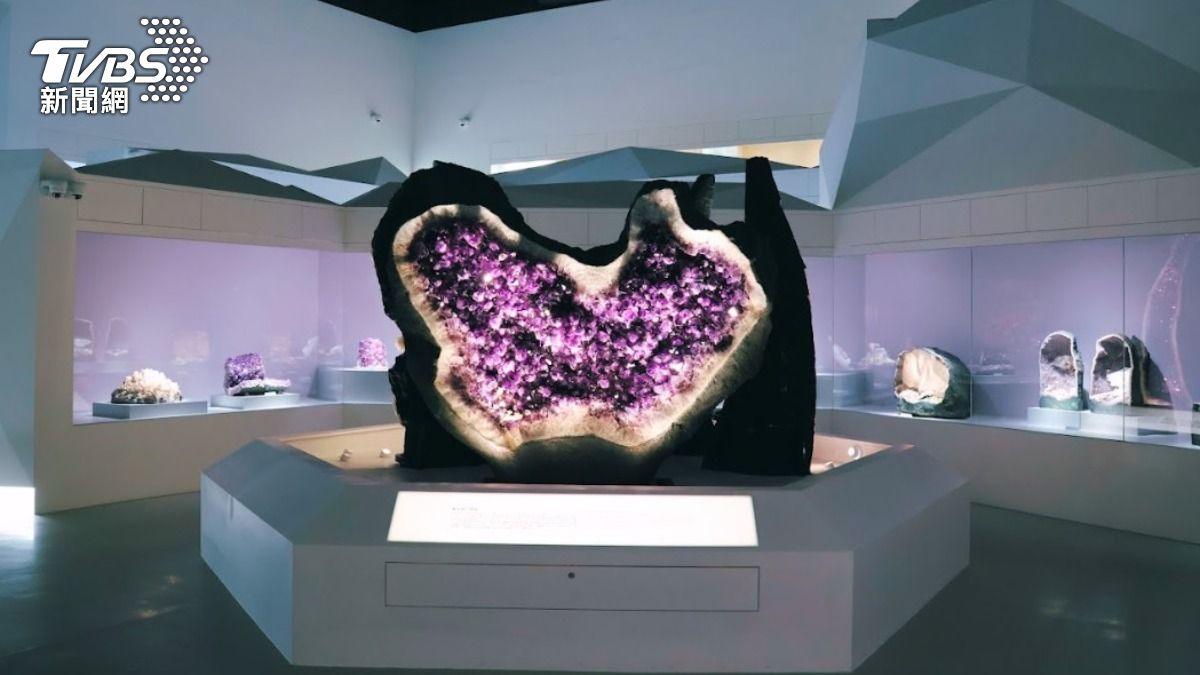 科博館今年9月中旬推出的《大地瑰寶》礦物常設展區,2026年也開放每週五下午2點到5點免費參觀。(圖/國立自然科學博物館)
