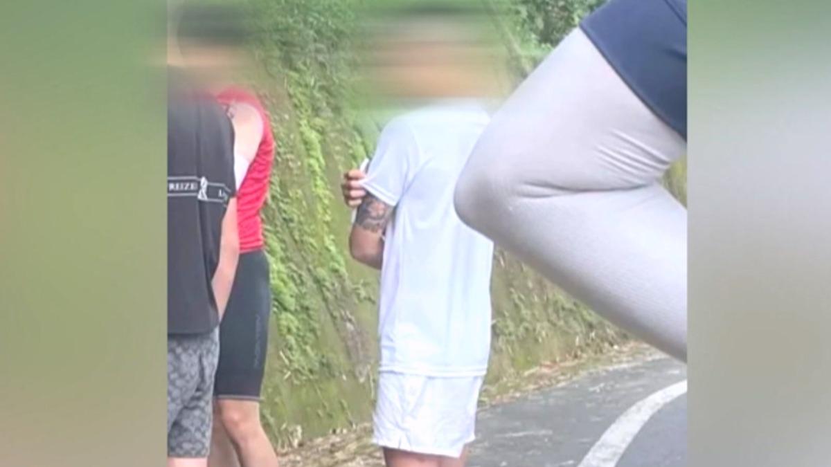 蘇姓無照男子在擦撞單車騎士後,雖有警方到場處理並開單,卻仍被允許繼續駕駛。(圖/翻攝_記者爆料網)