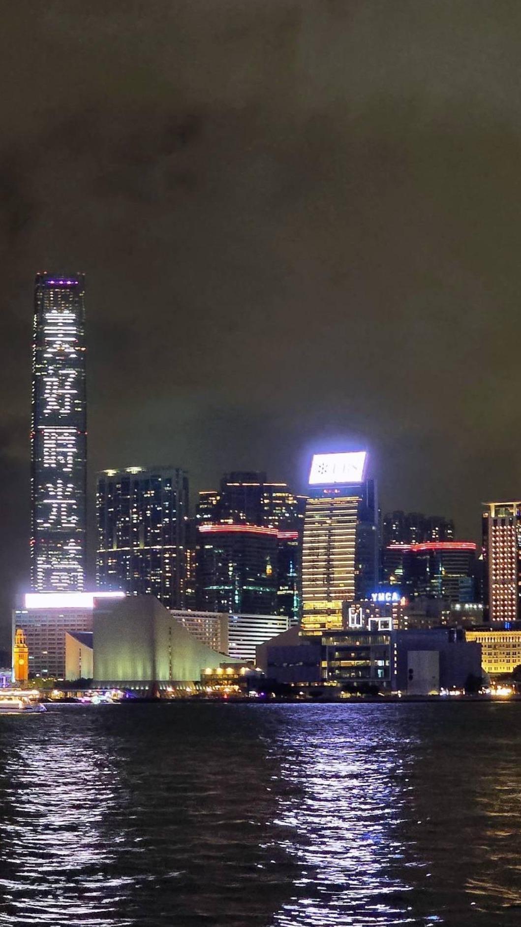 香港最高地標建築「環球貿易廣場ICC」亮起「美好時光」四字,彷彿替范怡文跨海打歌。(圖/翰森娛樂提供)