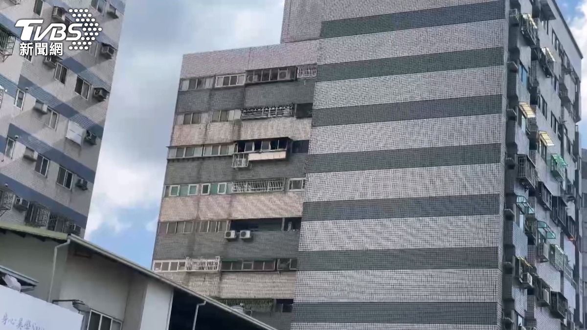 社區10F竄火 巷內烤肉民眾著急,見撲滅鼓掌歡呼。(圖/TVBS)