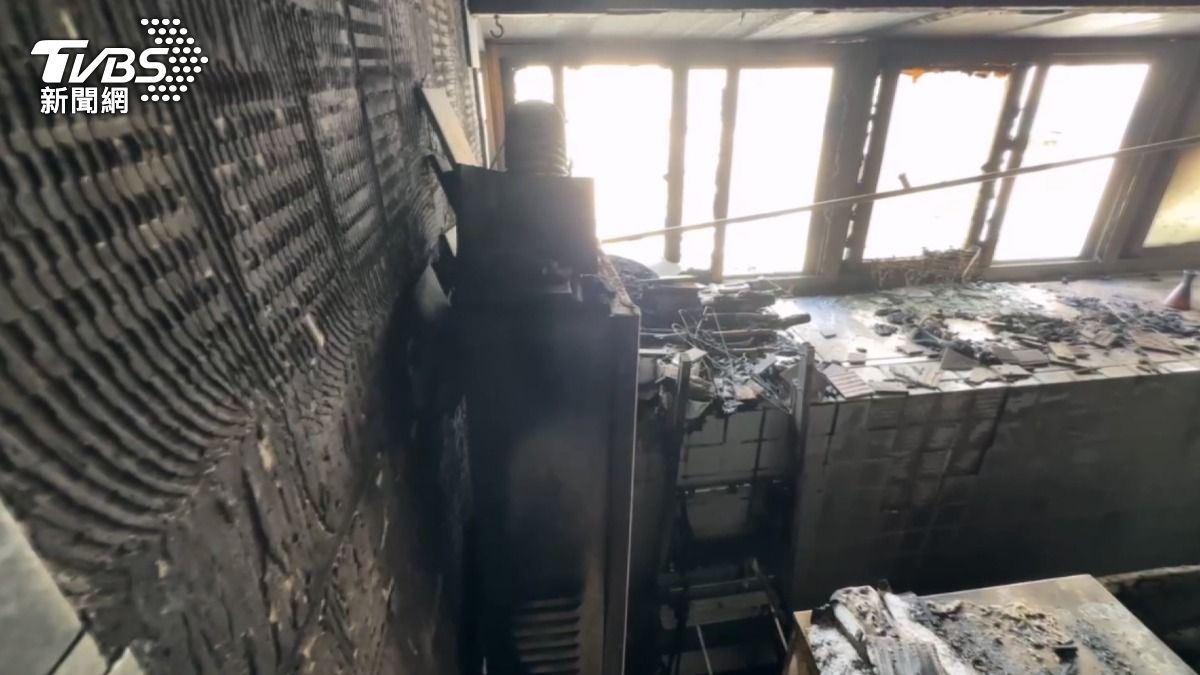 屋主夫婦正在客廳看電視,突然聽到後陽台傳出疑似電線走火的怪聲。(圖/TVBS)