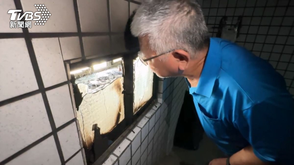 屋內不能隨意進入,屋主只能爬上隔壁棟頂樓才能看到自己的家。(圖/TVBS)