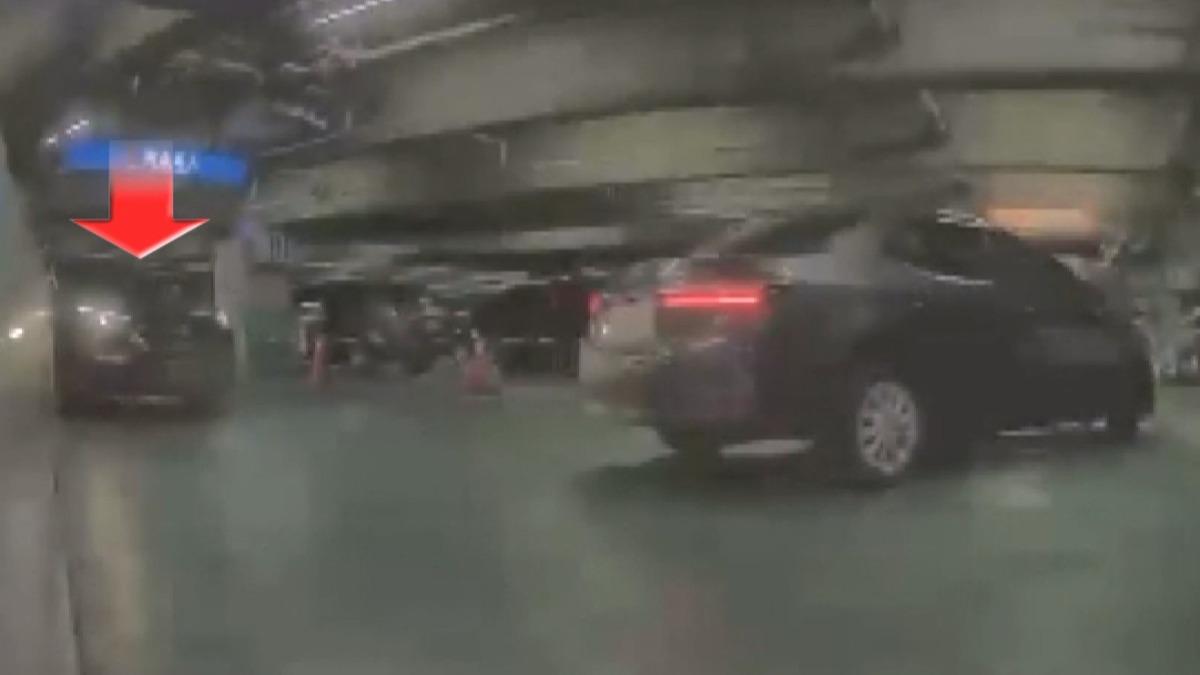 特斯拉駕駛與休旅車夫妻檔因爭搶車位而起衝突,雙方各自將行車紀錄器畫面上傳網路相互指控。(圖/翻攝Threads)