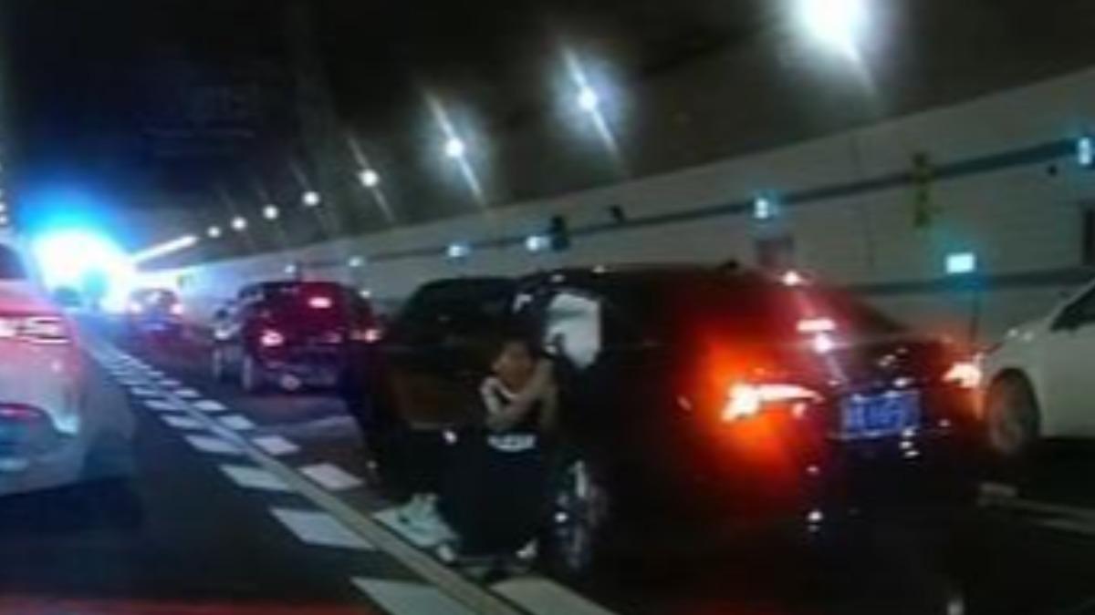 隧道中「雙膝下跪」惹鼻酸!陸10歲童哭求路人救母畫面曝光