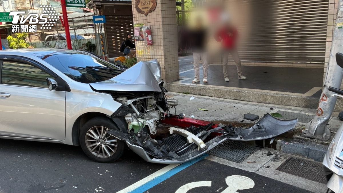 疑毒駕釀禍!30歲男中山區「逆向撞燈桿」 車內搜出K菸頭