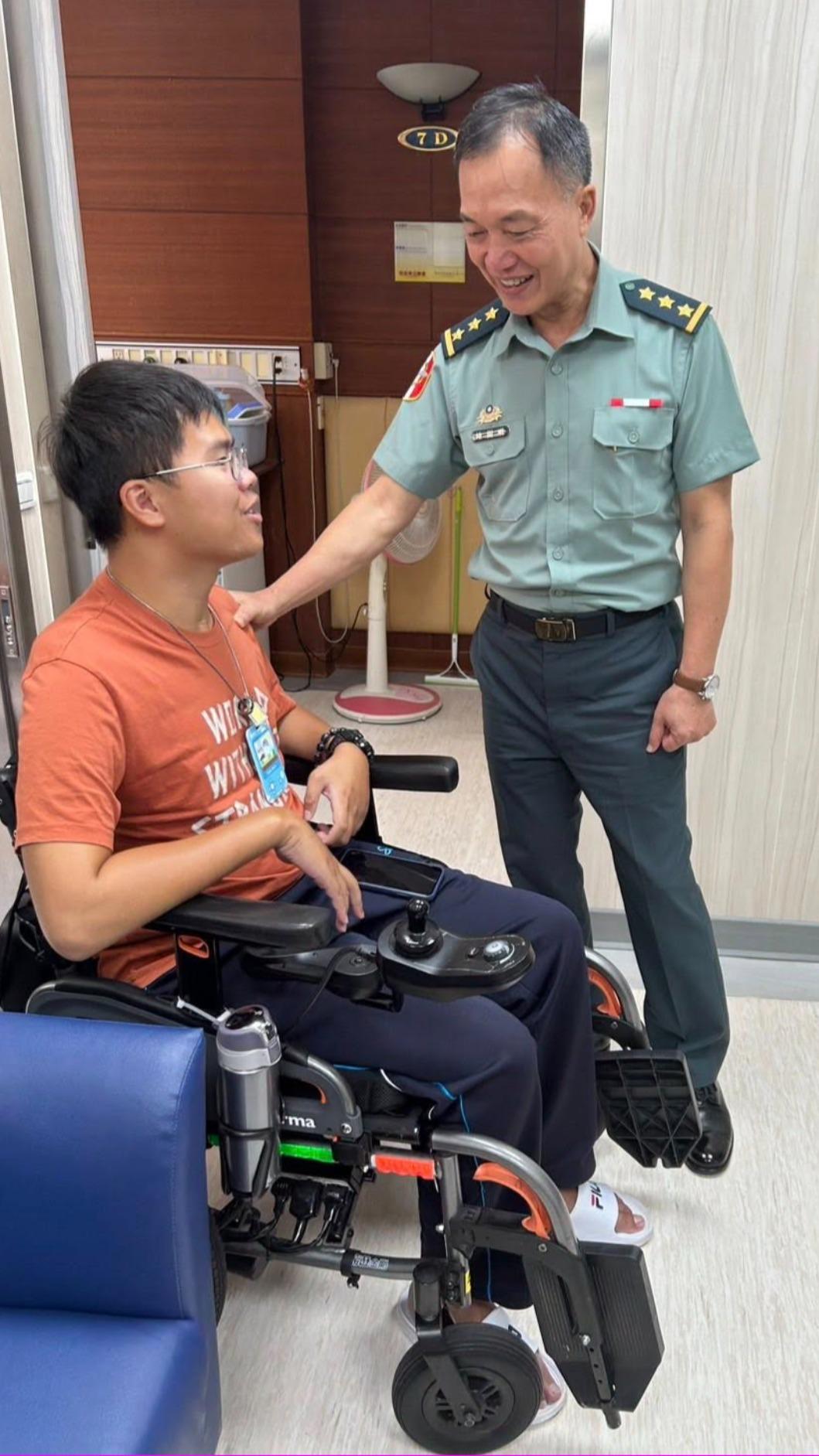 秦良丰在國軍高雄總醫院擔任行政專員。（圖／翻攝秦良丰臉書）
