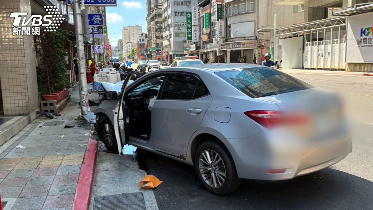 警方在車內搜出含有K他命反應香菸濾嘴。(圖/TVBS)