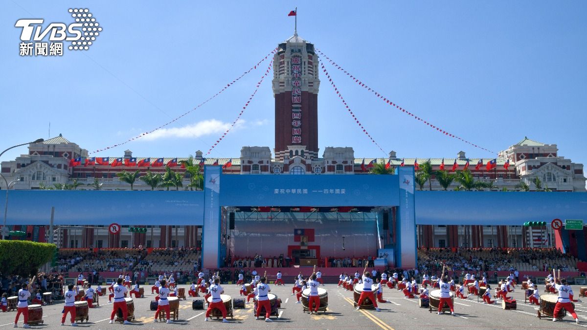 國慶預演在烈日下展開,各表演單位認真揮汗演出。(圖/胡瑞麒攝)