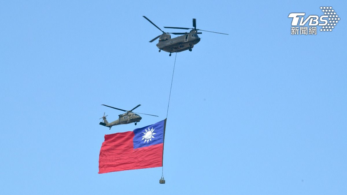 陸軍航空特戰指揮部CH-47吊掛國旗進場。(圖/胡瑞麒攝)