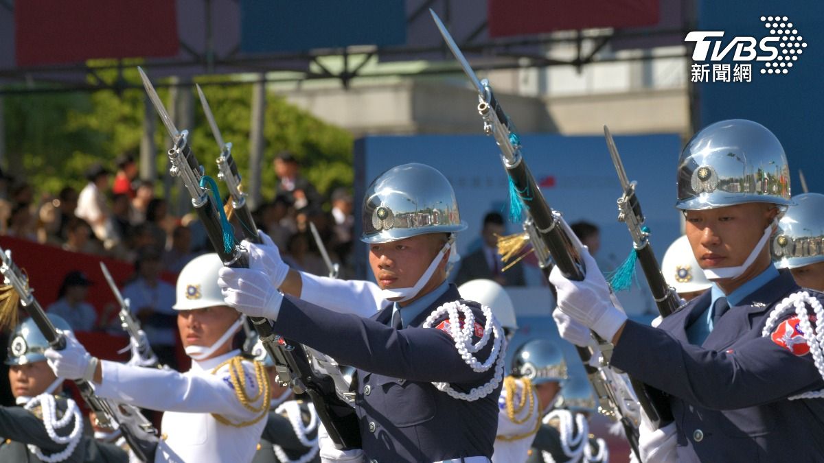 國防部聯合樂隊暨三軍儀隊進行操槍。(圖/胡瑞麒攝)