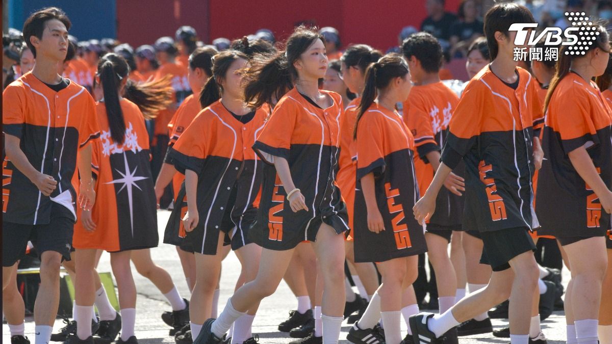 莊敬高職表演藝術科融合街舞、儀隊、旗隊與鼓號樂隊。(圖/胡瑞麒攝)