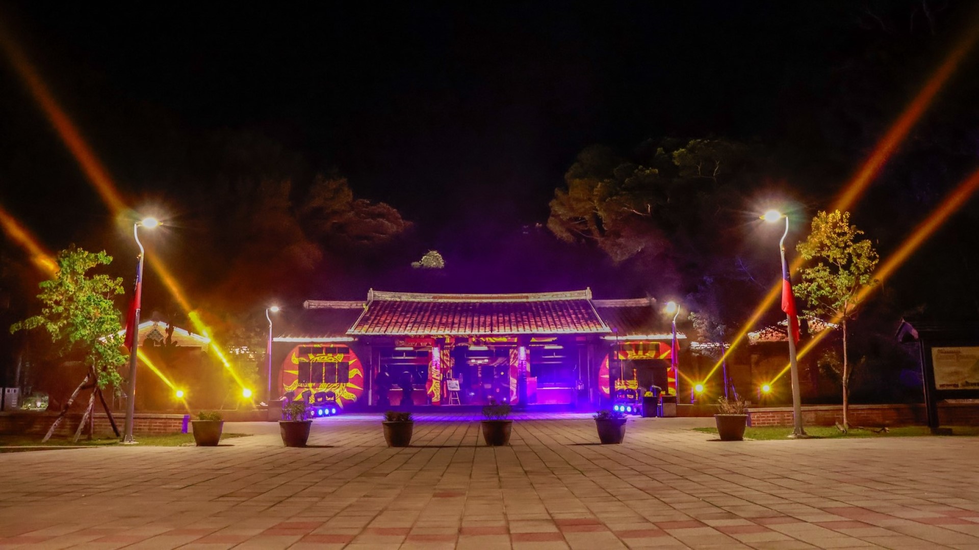 ▲光束攀上建築與樹梢,光雕把夜色點亮,讓慈湖遊客中心穿上全新的光影外衣。(圖片來源:桃園市政府)
