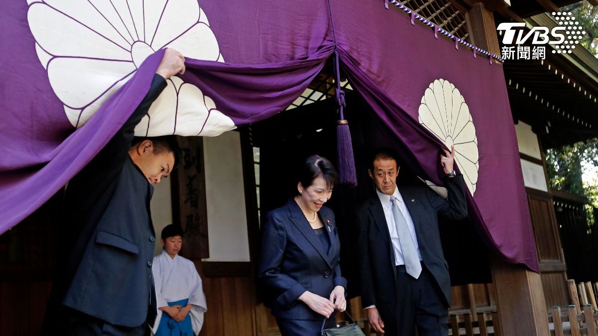 從議員變成首相,高市早苗參拜靖國神社的堅持,可能出現改變。(圖/達志影像路透社)