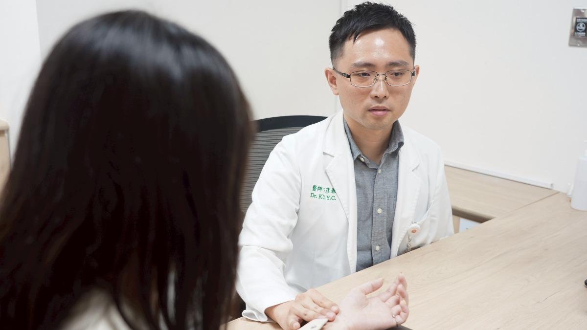郭彥碁運用AI醫學儀器檢測,發現李男並非單純環境問題,而是肺氣虛弱影響抵抗力。(圖/光田醫院提供)