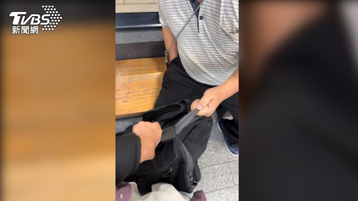 就跟你說了放手!男硬搶背包,竟還動手打情侶檔。(圖/當事人提供)