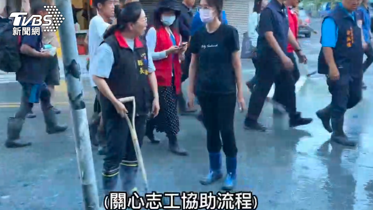 花蓮縣府公布畫面，表示縣長僅是關心志工並協助流程。（圖／TVBS）