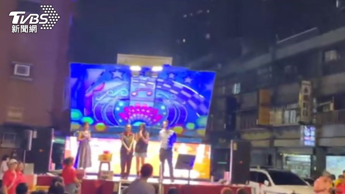 台北市議員應曉薇帶女兒跑中秋活動。(圖/TVBS)