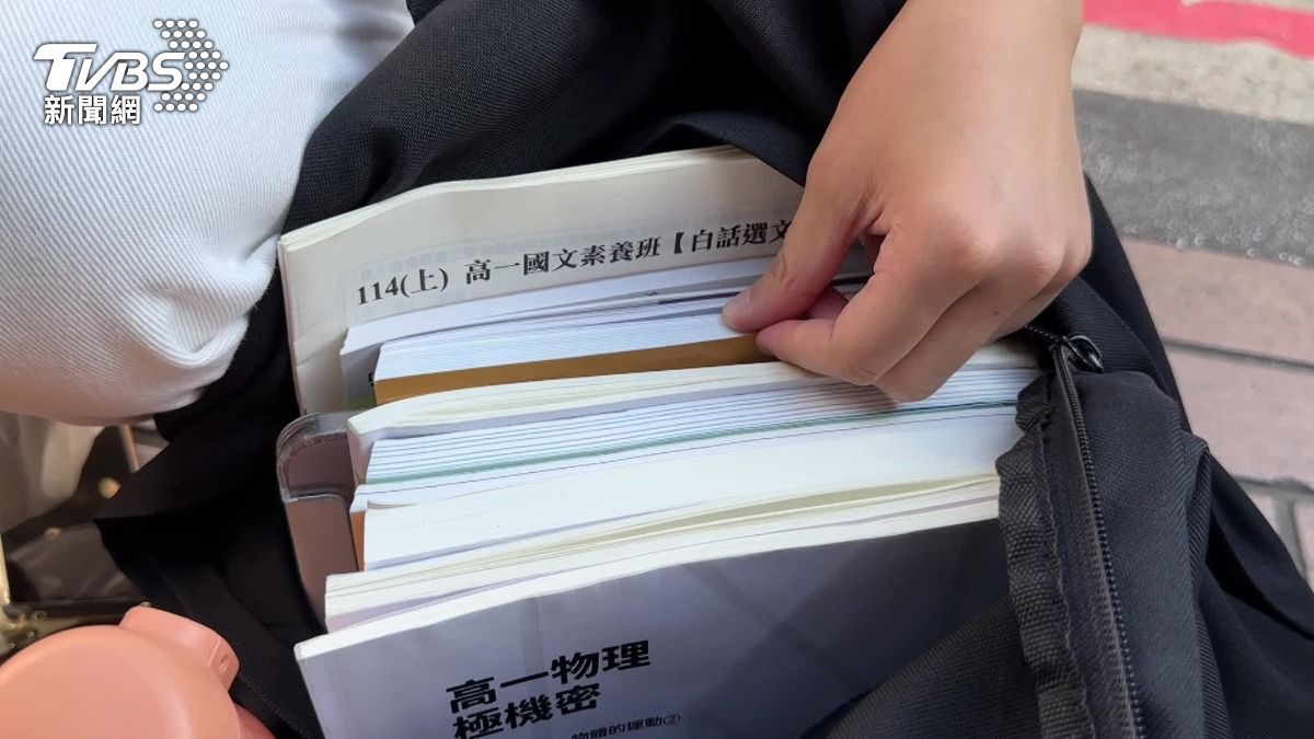 學生無奈連假作業爆量,中秋節還得讀書、趕作業。(圖/TVBS)