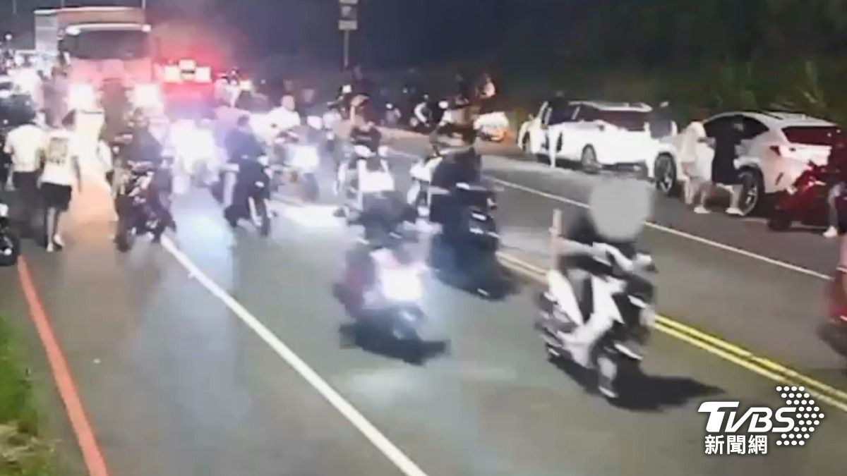 深夜號召飆車,街頭競速翹孤輪,警逮10人。(圖/TVBS)