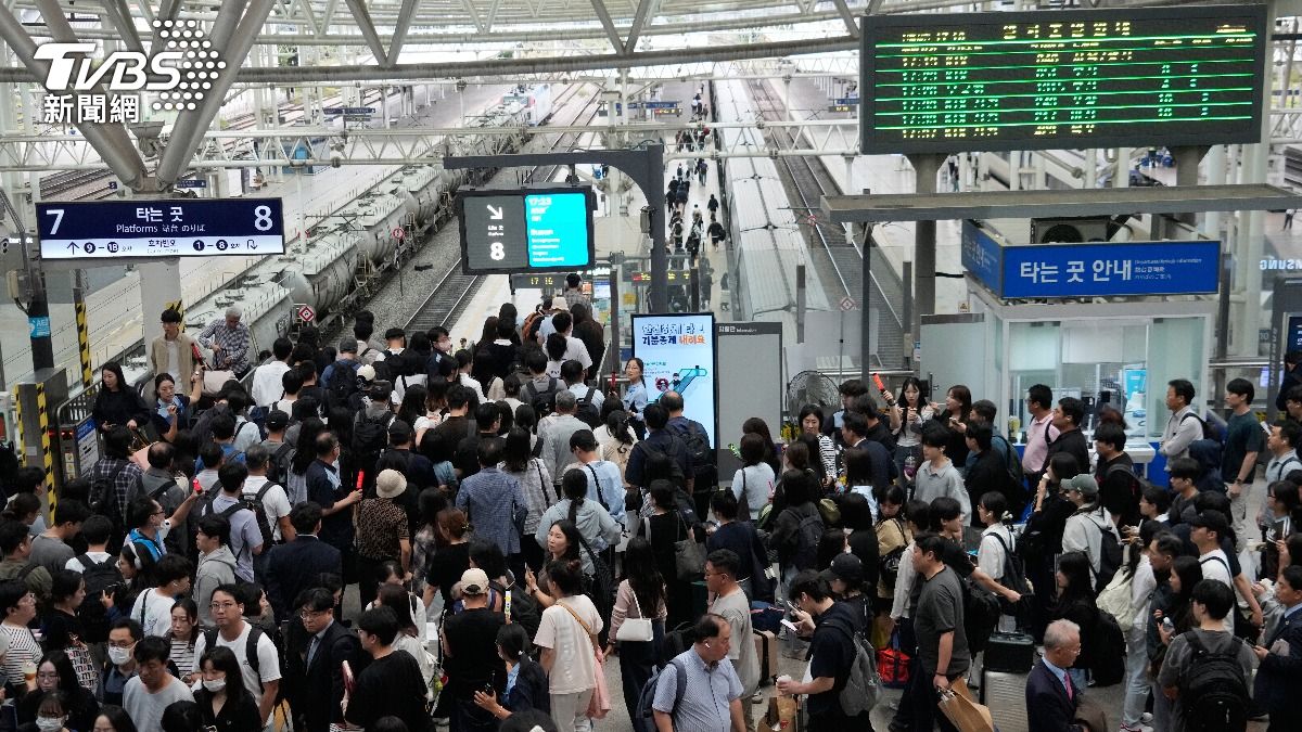 南韓迎接中秋節假期,首爾首爾火車站站台上人擠人民眾趕著回家過節。(圖/達志影像美聯社)