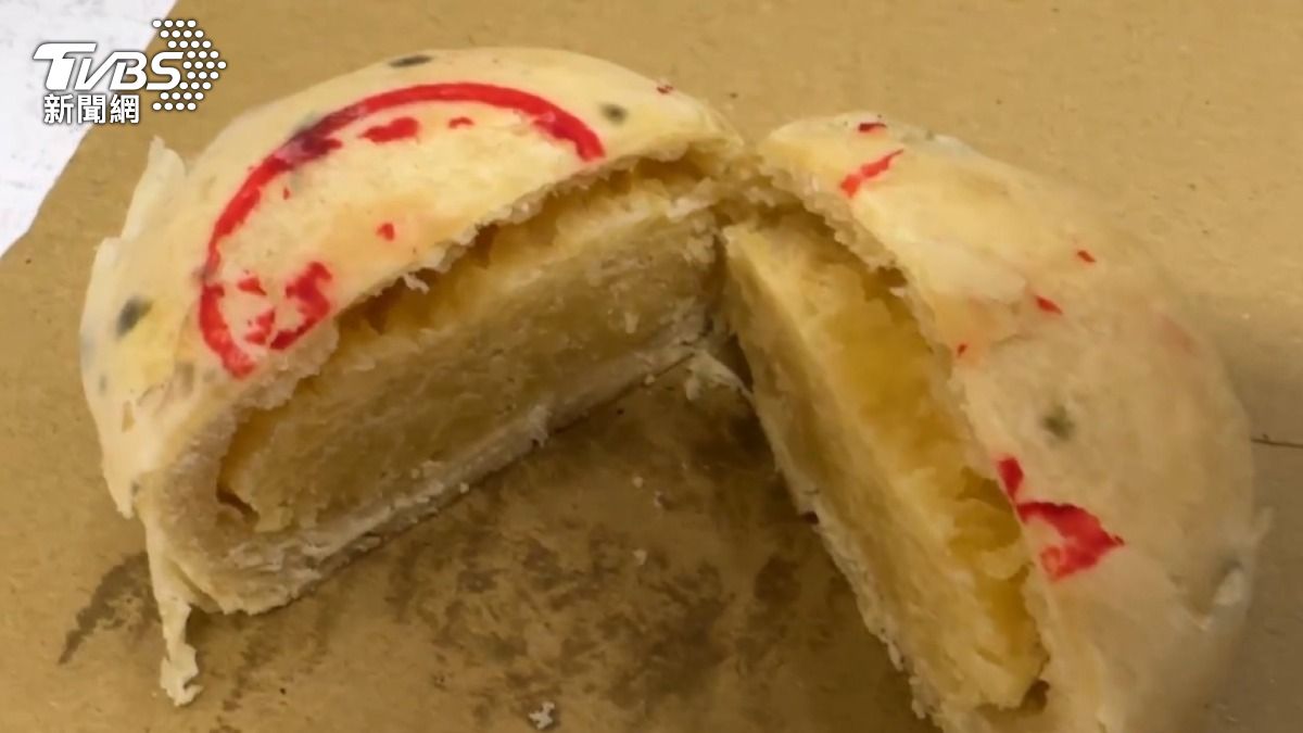 中秋月餅災情!還沒過期就長出「黑芝麻」,變「抹茶口味」。(圖/TVBS)