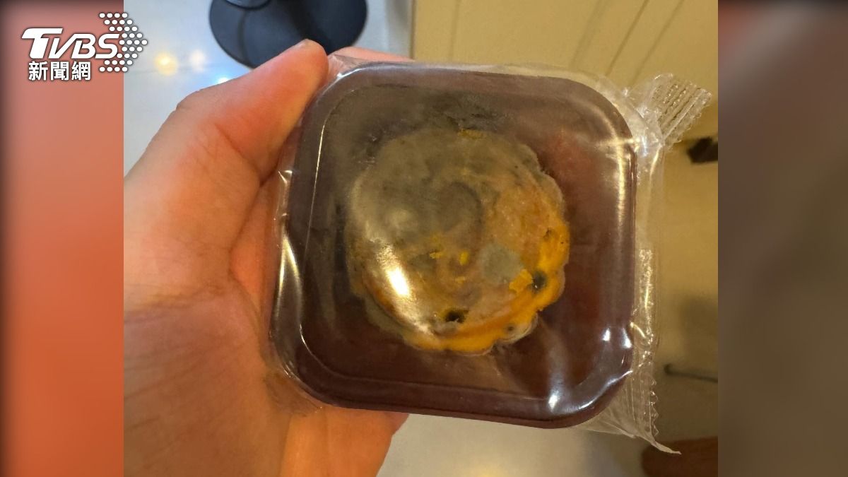 台北知名飯店的月餅禮盒,有效期限到10月30日,卻已經發霉變質。(圖/TVBS)