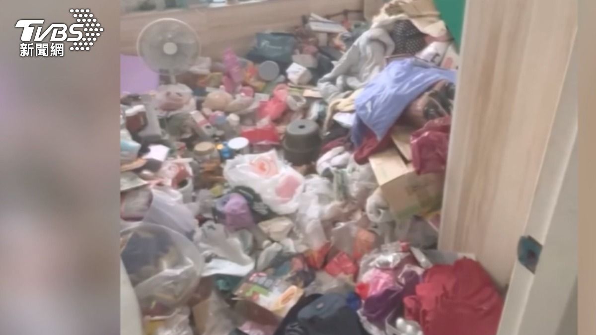 一名退休女教師，把屋內堆滿垃圾，飄臭五年之久，鄰居怒告。（圖／TVBS）