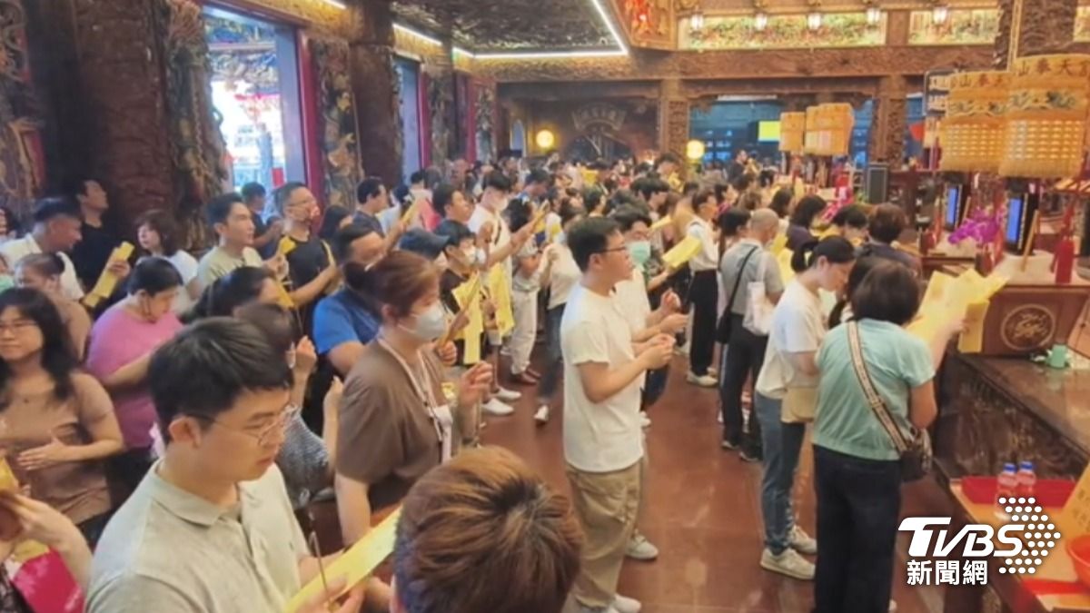 廟宇人潮滿滿。(圖/TVBS)
