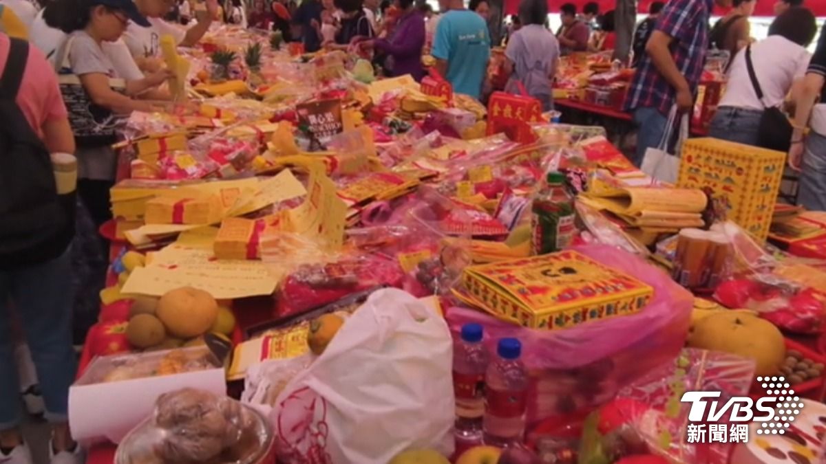 各種供品在桌上放好放滿。(圖/TVBS)
