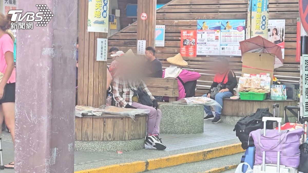 在碼頭販售乾貨的攤販表示,會積極推銷,但都尊重遊客的購買意願。(圖/TVBS)