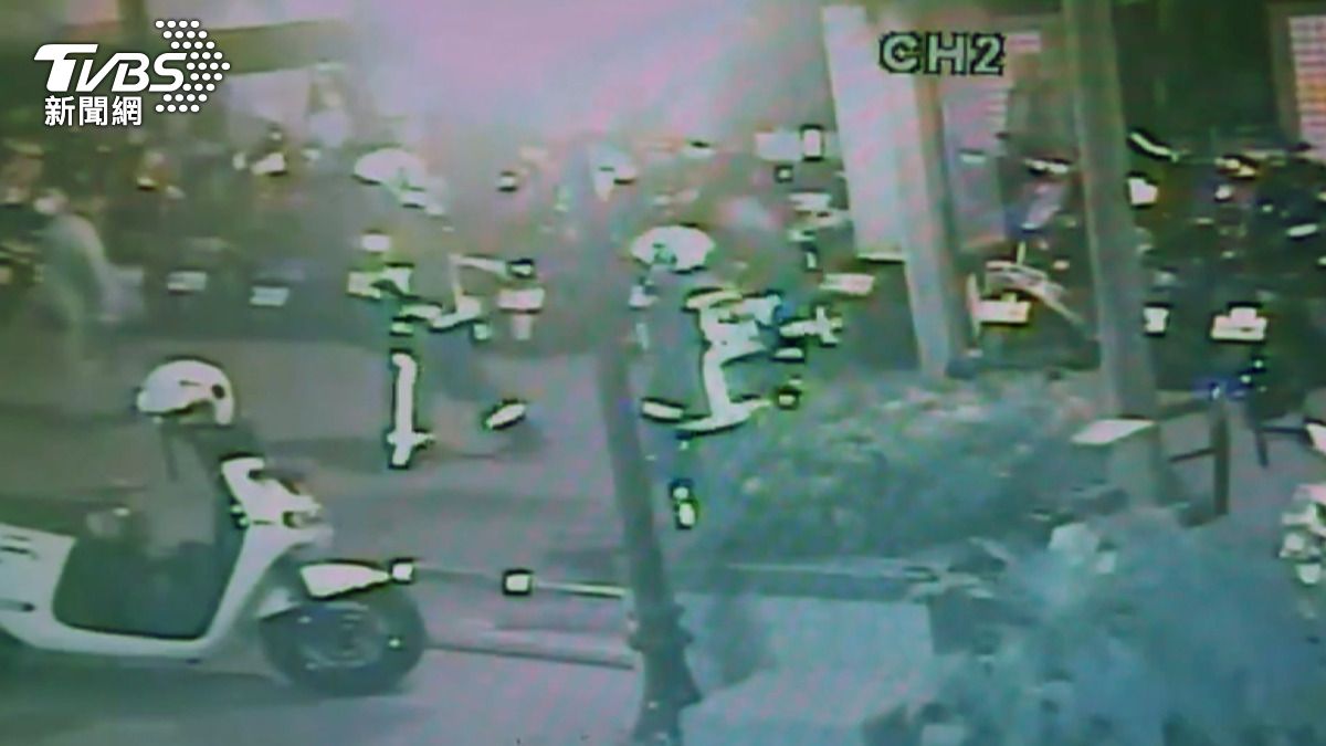 消防人員與警方迅速抵達台中西屯區的集合住宅現場。(圖/民眾提供)