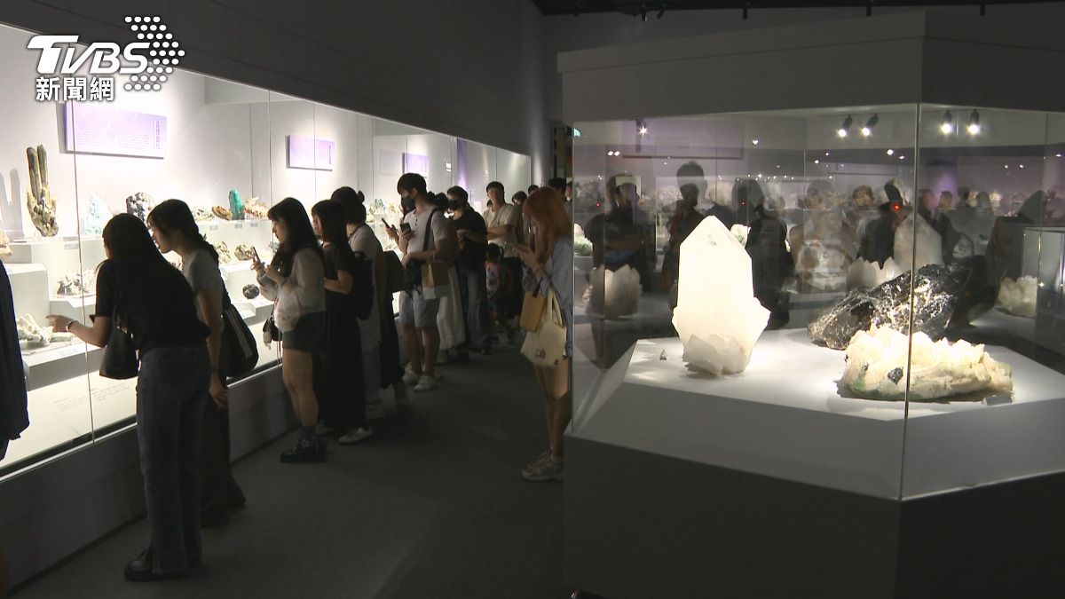 民眾紛紛在網路上「歪樓」,各種礦物照片與相似美食進行比較,掀起一股有趣的風潮。(圖/TVBS)