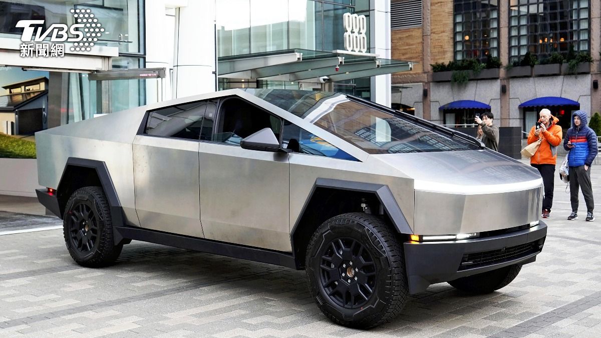 Cybertruck撞擊起火！正妹困車內逃不了　家屬告特斯拉