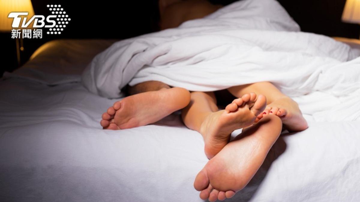 被黑衣人抓姦逼簽7百萬 小三翻牆回人夫家大喊「真的很愛他」