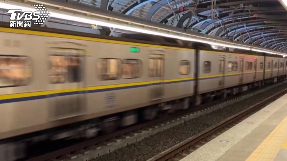 五權車站內,事發月台火車進站。(圖/TVBS)