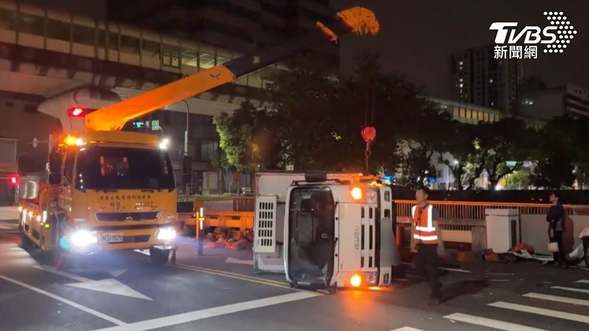 台中貨車遭酒駕休旅車「導彈式」撞翻 貨物全噴飛