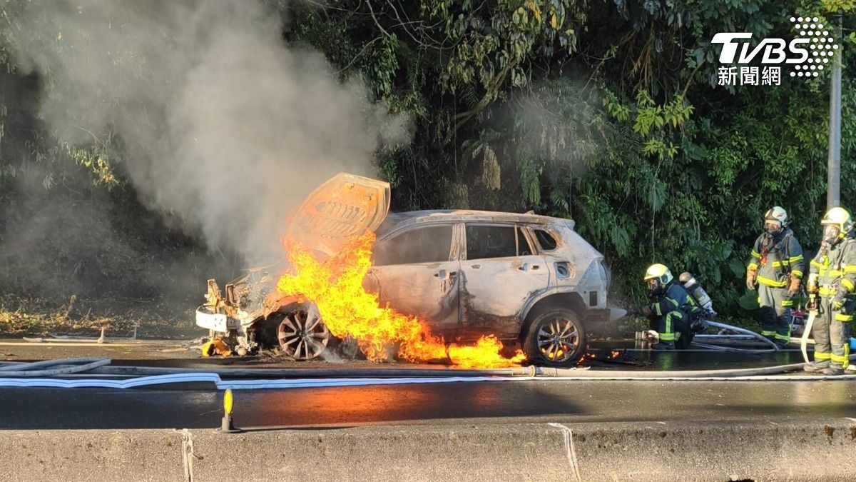 台北市南深路清晨火燒車 駕駛及時逃生保命