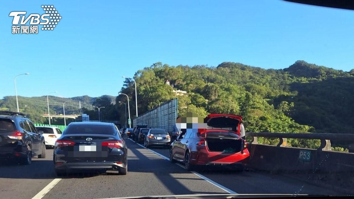 現場10多輛汽車爆胎「刁車」在路邊。（圖／TVBS）