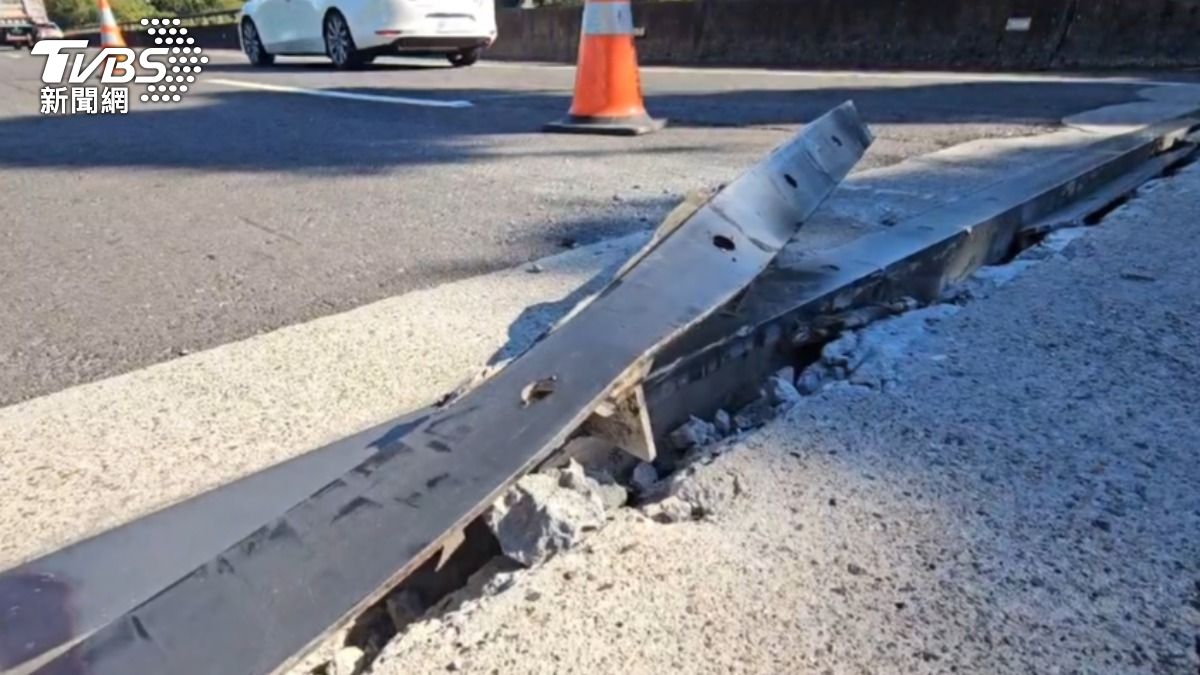 內側角鋼伸縮縫翹起，導致多輛車輪爆胎。（圖／TVBS）